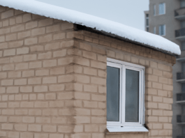 Αστικό κτίριο με εμφανείς θερμικές απώλειες σε χειμερινές συνθήκες