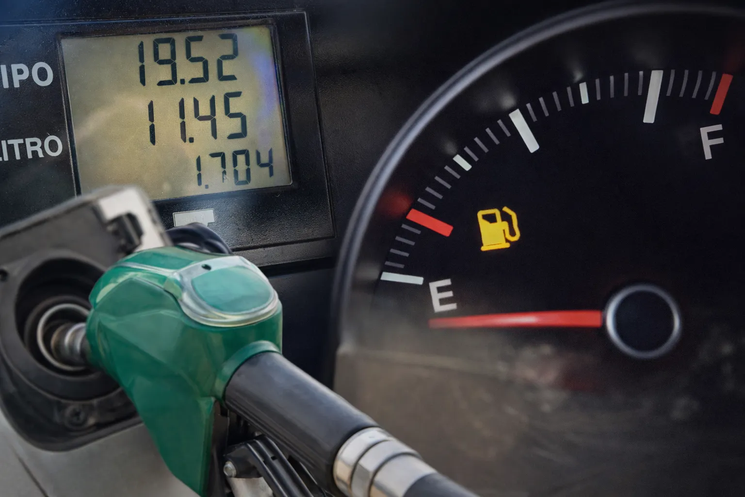 Απάτη στην αντλία καυσίμων: «κομμένα λίτρα» και παράνομο λογισμικό — πώς προστατεύεσαι με απλά βήματα