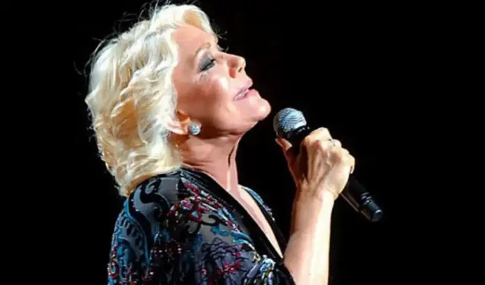 Η Μαρινέλλα σε θεσμική σκηνική απεικόνιση για άρθρο σχετικά με τον θάνατό της και την κληρονομιά της στο ελληνικό τραγούδι