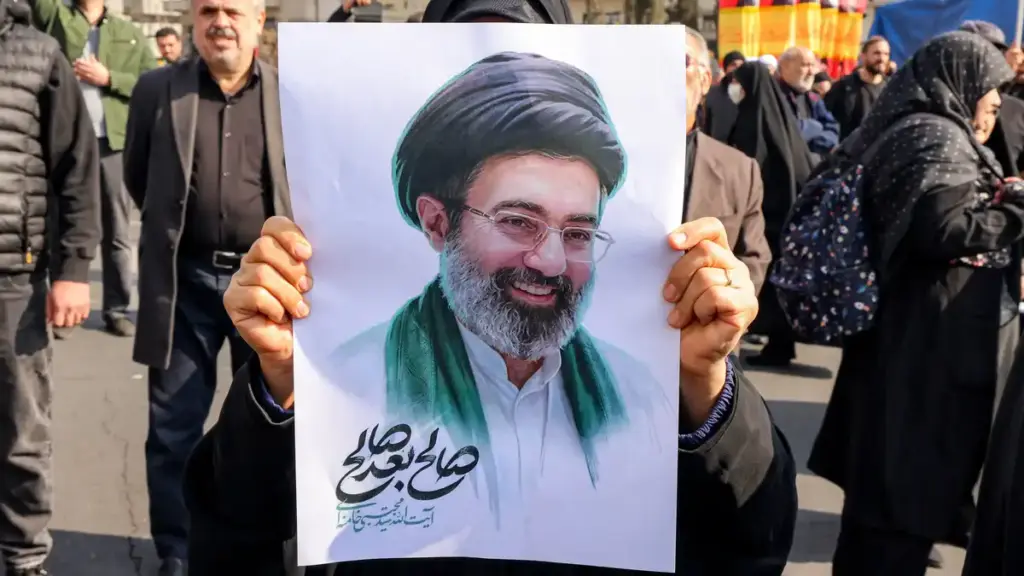 Ιράν: Ο Μοτζτάμπα Χαμενεΐ στη διαδοχή της ηγεσίας – τι δείχνει για το καθεστώς και τη νέα φάση αστάθειας