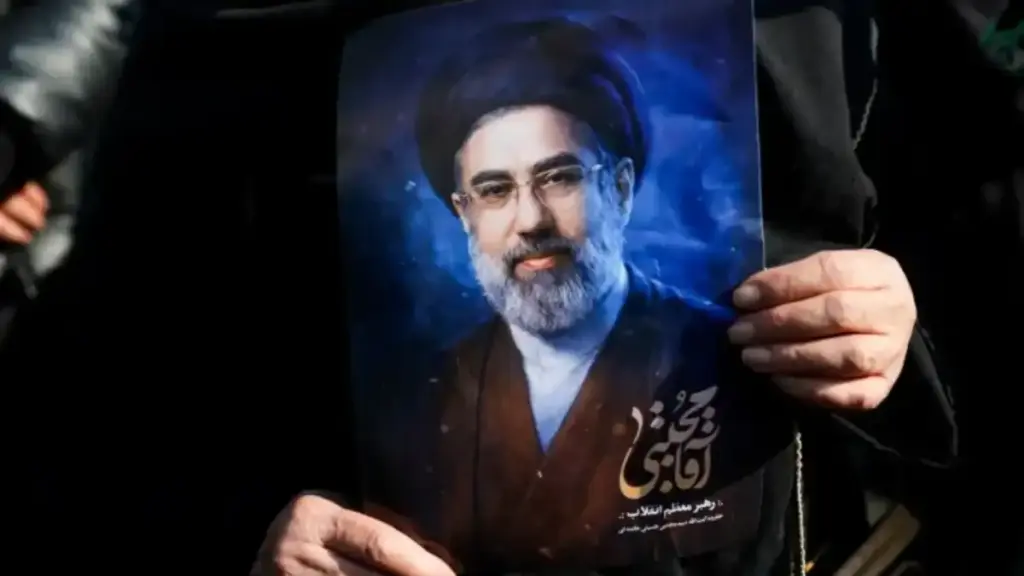 Τραυματισμένος και σιωπηλός ο Μοτζτάμπα Χαμενεΐ: τι δείχνουν η οικογενειακή τραγωδία, η διαδοχή και το Ορμούζ για τη νέα φάση του Ιράν