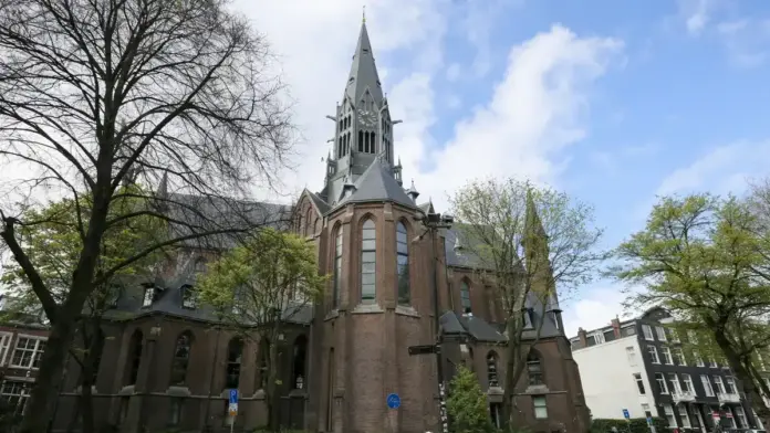 Ρεαλιστική άποψη της Vondelkerk στο Άμστερνταμ, με τον ιστορικό νεογοτθικό ναό σε αστικό περιβάλλον ημέρας.